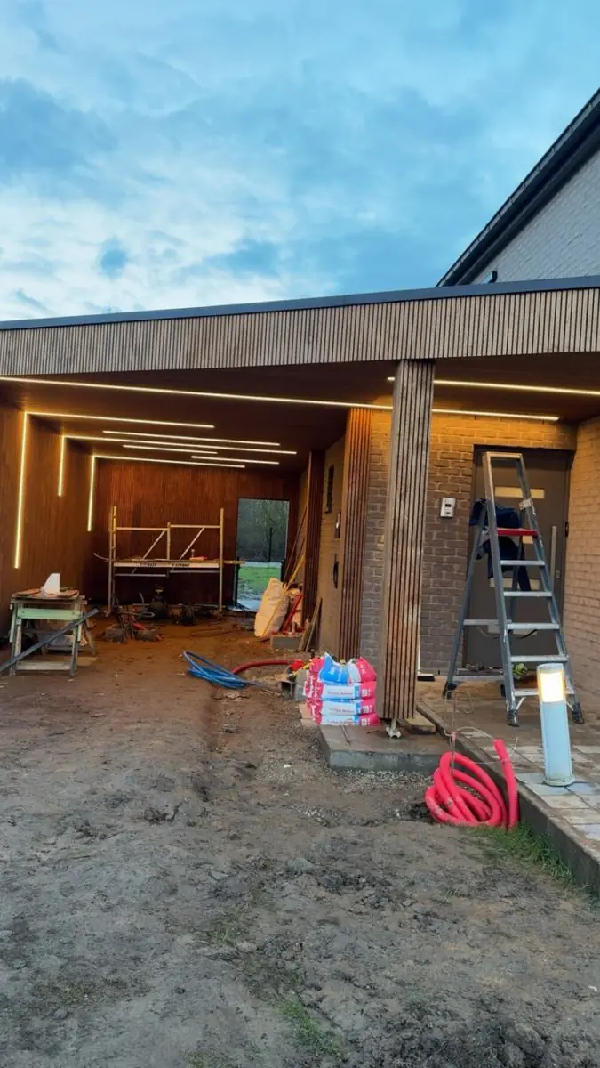 Chantier de rénovation électrique avec éclairage LED - carport