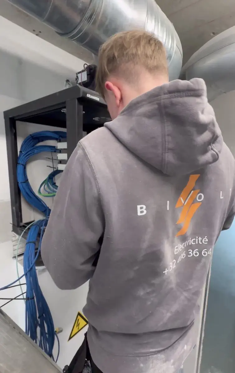 Électricien BIVOLT en intervention sur chantier